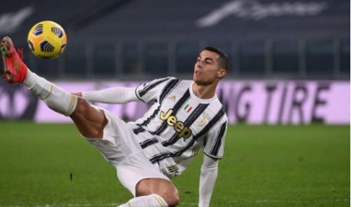  西汉姆联，主场四球横扫曼联终结其连胜  