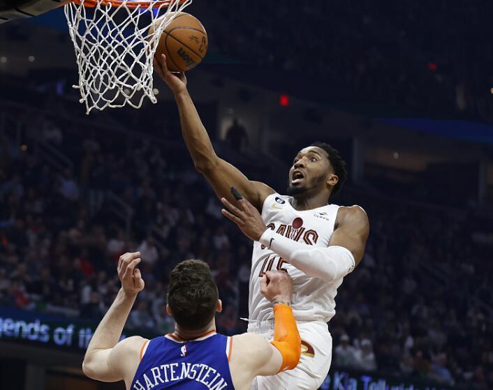  尼克斯布伦森42分创纪录,麦迪逊花园再现林疯狂式欢呼